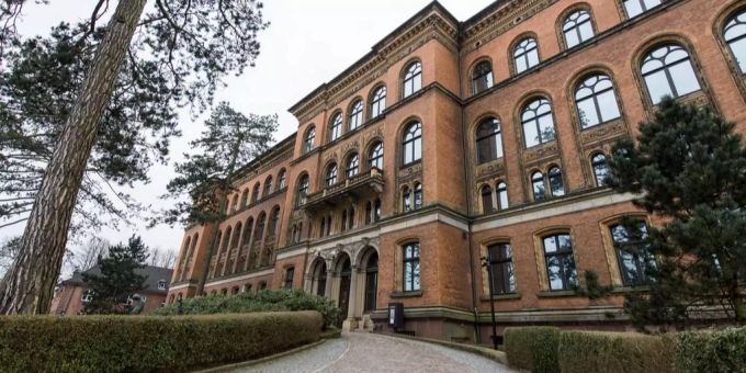 Die Generalstaatsanwaltschaft hat heute Morgen eine Auslieferungshaft im Fall Puigdemont beantragt. Die Generalstaatsanwaltschaft hat heute Morgen eine Auslieferungshaft im Fall Puigdemont beantragt.