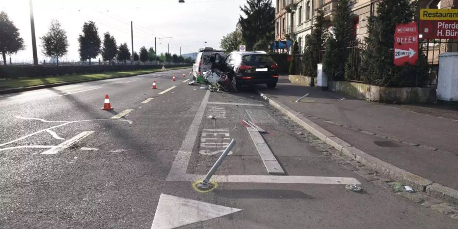 Der betrunkene Neulenker hinterliess ein Bild der Zerstörung.