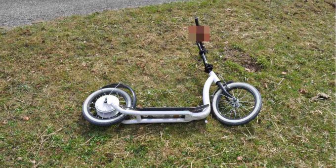 Die Frau war mit einem Elektro-Trottinet unterwegs. Die Frau war mit einem Elektro-Trottinet unterwegs.