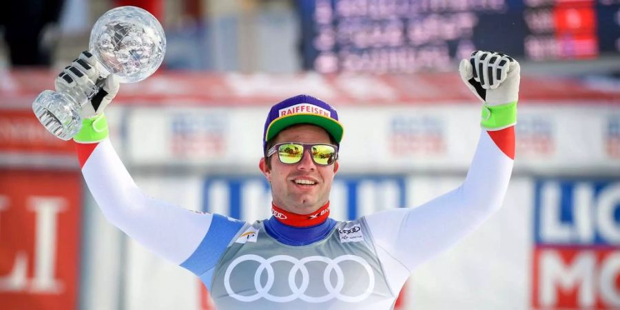 Beat Feuz feiert seine erste Kristallkugel.