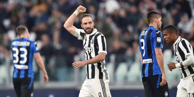 Gonzalo Higuain feiert den Juve Sieg. Gonzalo Higuain feiert den Juve Sieg.