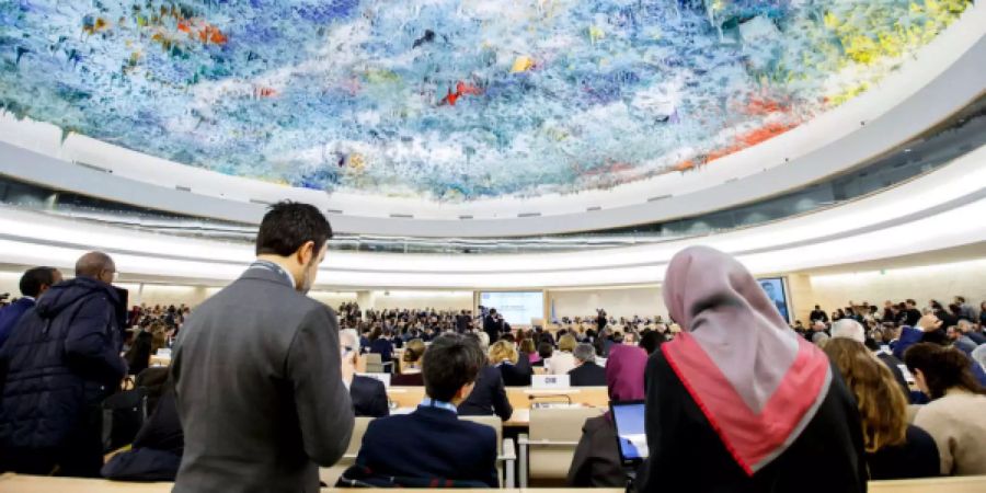 UN-Mitarbeiter protestieren gegen die geplante Gehaltskürzung.