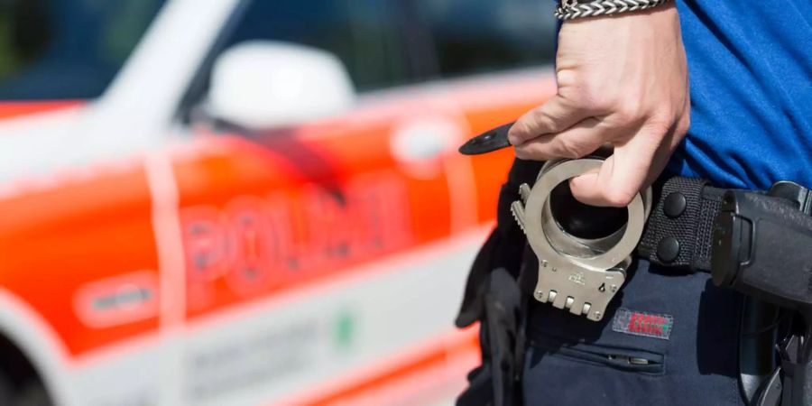 In Gossau SG hat ein Mann auf seine Partnerin geschossen und sich anschliessend selbst gerichtet.