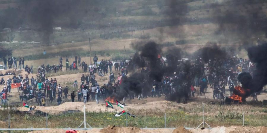 Bei den Protesten im Gazastreifen wurden auch Journalisten verletzt - einer starb an seinen Verletzungen.