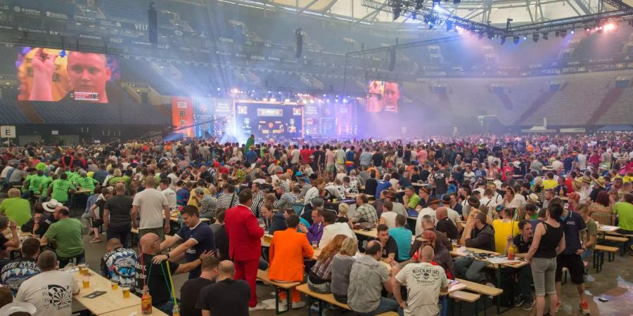 In der Arena von Schalke 04 kamen über 19'000 Zuschauer zum Dart-Turnier.