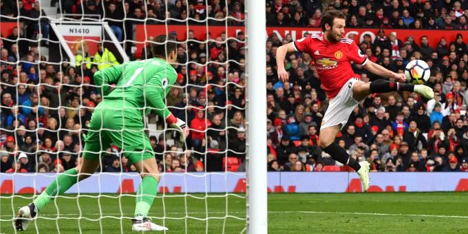 Juan Mata (rechts) und Manchester United besiegen Swansea. Juan Mata (rechts) und Manchester United besiegen Swansea.