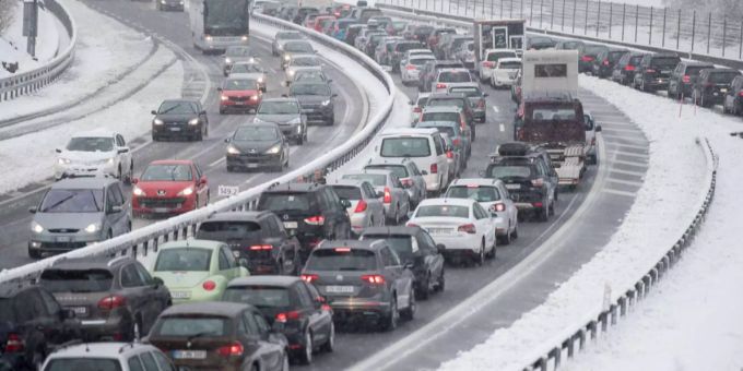 Das heftige Schneetreiben sorgte für Stau rund um den Gotthardtunnel. Das heftige Schneetreiben sorgte für Stau rund um den Gotthardtunnel.