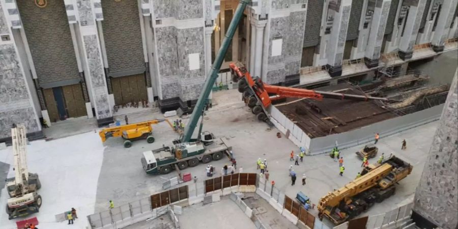 Schon wieder stürzt ein Kran nahe der Grossen Moschee in Mekka um.