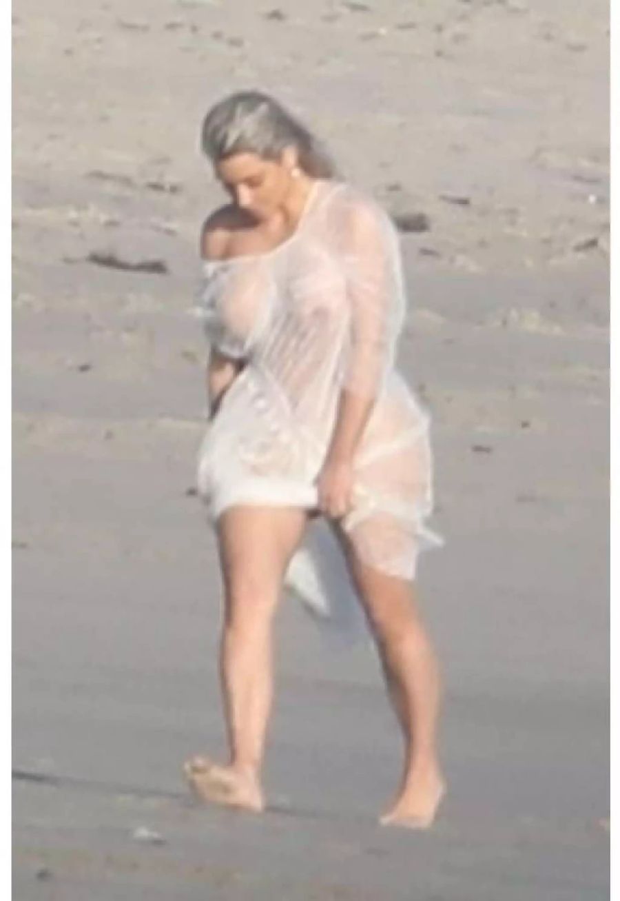 Kim Kardashian bei einem Fotoshooting am Strand von Malibu.