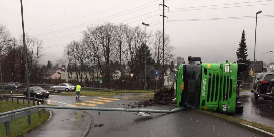 Ein Lastwagen ist in Buchs SG umgekippt und versperrte die Strasse.