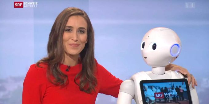 Freundlich und freundlich programmiert: Silberschmidt und Roboter Pepper. Freundlich und freundlich programmiert: Silberschmidt und Roboter Pepper.