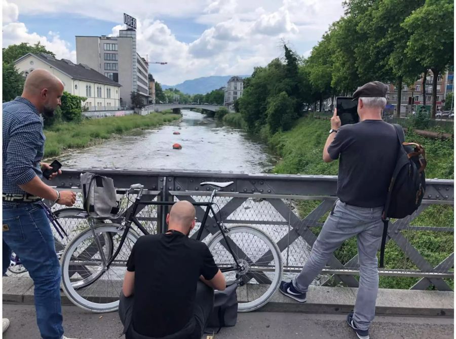 In Zürich ist das ganze Ufer des Sihlsees von der Polizei abgesperrt.