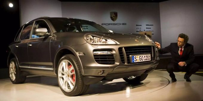 Vier Türen und hochbeinig. Auch das ist ein Porsche. Vier Türen und hochbeinig. Auch das ist ein Porsche.