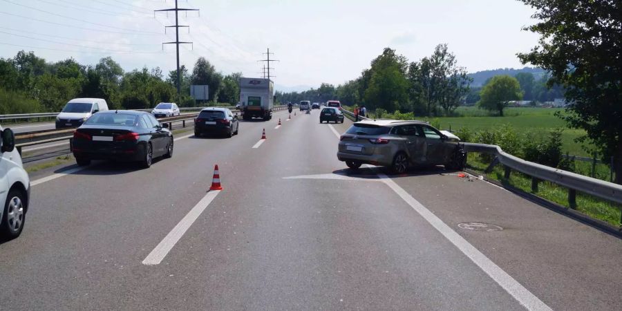 Spurwechsel mit Folgen: Auf der Autobahn A14 sind zwei Autos zusammengeprallt.