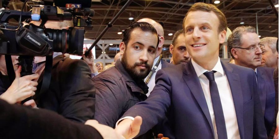 Emmanuel Macron (r) wird von seinem Ex-Sicherheitsmitarbeiter Alexandre Benalla (l) bei einer Veranstaltung begleitet.