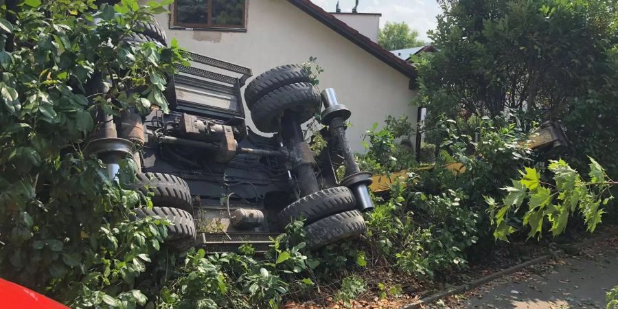 Der 56-jährige Baggerfahrer wurde beim Unfall mittelschwer verletzt.