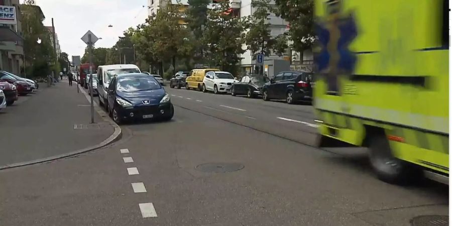 Fussgänger, Velofahrer, Autos und öffentlicher Verkehr: Wenn die Strassen breiter gemacht werden sollen, müssen vor allem in den Städten Parkplätze weichen.