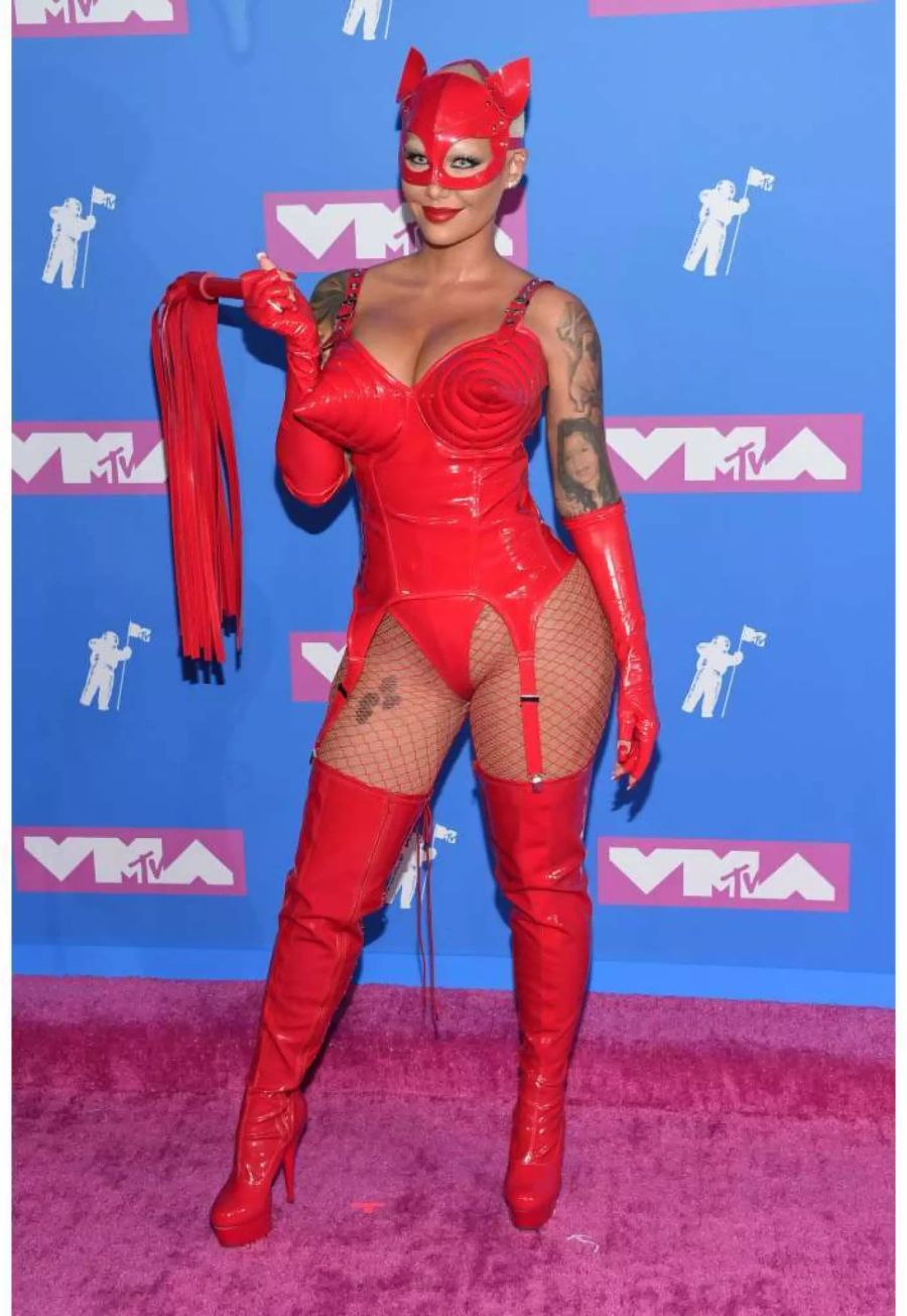 Model Amber Rose überrascht als feuerrotes Teufelchen in Latex.