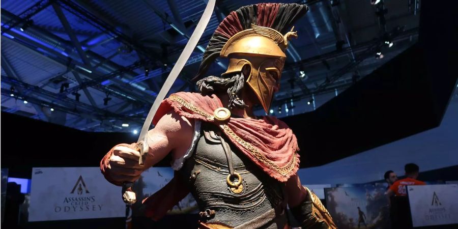 Eine Statue eines spartanischen Kriegers vor dem Ubisoft Stand von Assassin's Creed Odyssey.