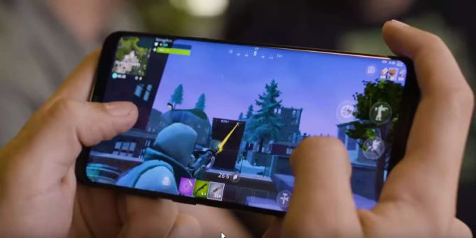 eine person spielt auf ihrem android gerat die mobile version von fortnite battle - dominik beckmann fortnite