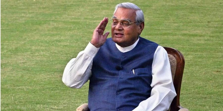 Atal Bihari Vajpayee, damaliger Premierminister von Indien, gestikuliert während eines Fototermins in seiner Residenz in Neu Dehli