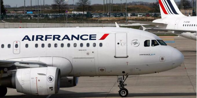 Eine Air-France-Maschine beim Pariser Flughafen Charles de Gaulle. air france-klm