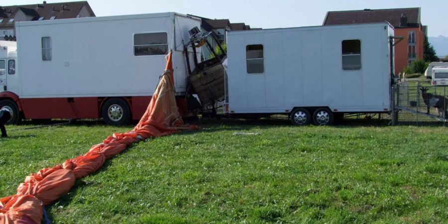 Heissluftballon zwischen abgestelltem Fahrzeug und dessen Anhänger - zvg Kantonspolizei St. Gallen