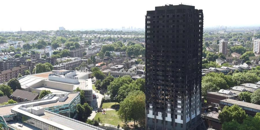 So sah der ausgebrannte Grenfell Tower vor einem Jahr aus.