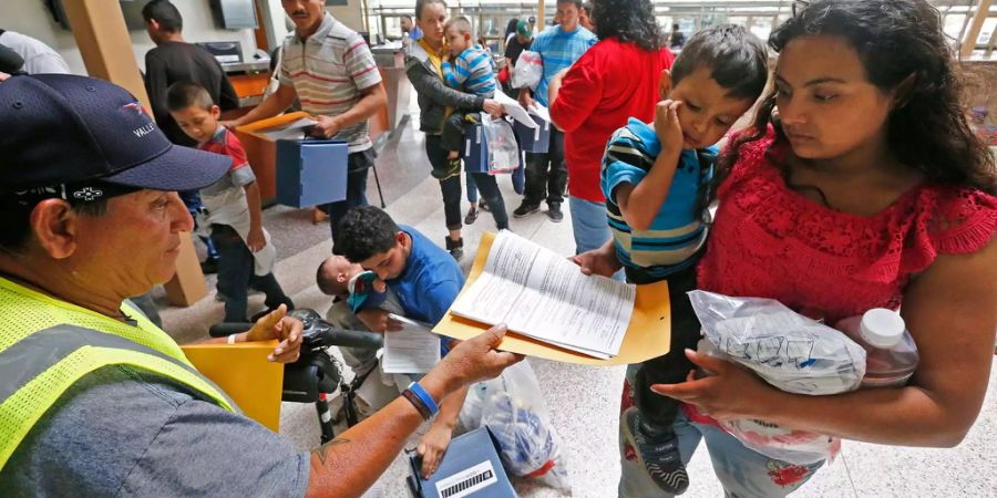 Migranten an einem Busbahnhof in McAllen im Bundesstaat Texas.