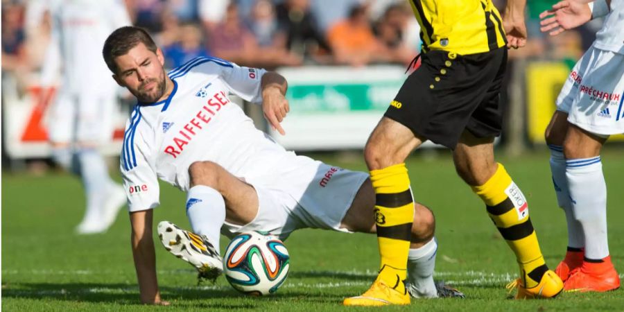 Manuel Bucheli (l.) grätscht im Spiel gegen den BSC Young Boys den Ball weg (Archivbild).