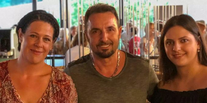 Susanna Llolluni zusammen mit ihrer Familie bei der Premiere ihres Dokumentarfilms «Susanna und der Brustkrebs». Susanna Llolluni zusammen mit ihrer Familie bei der Premiere ihres Dokumentarfilms «Susanna und der Brustkrebs».