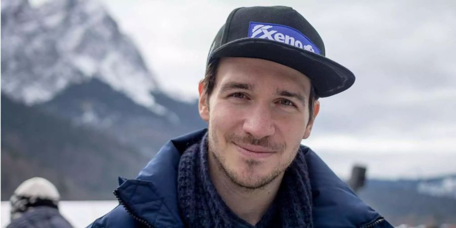 Skirennfahrer Felix Neureuther steht im Zuschauerbereich bei einem Weltcup-Rennen in Garmisch-Patenkrichen (D).