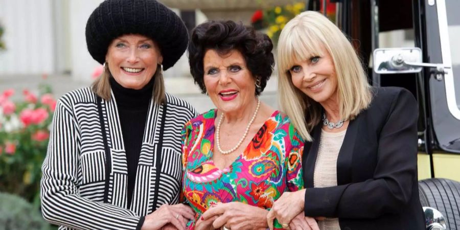 Eunice Gayson (Mitte) ist mit 90 Jahren gestorben. Sie hatte die Ehre, das erste «Bond»-Girl zu spielen.