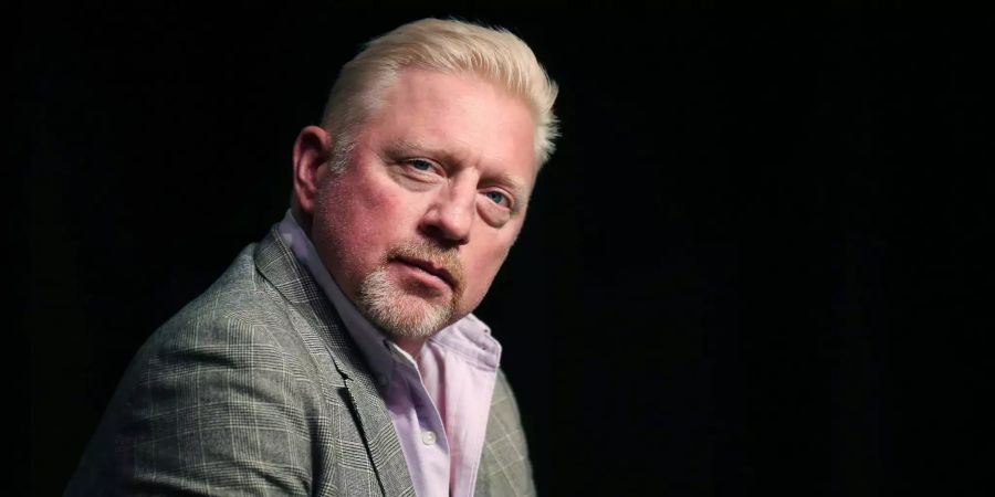 Boris Becker, Ex-Tennisprofi, vor schwarzem Hintergrund.