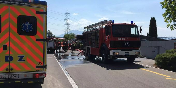 Die Feuerwehr kümmert sich um den Brand. Die Feuerwehr kümmert sich um den Brand.