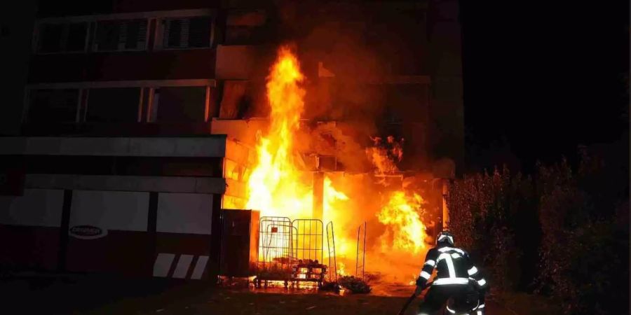 Angesicht zu Angesicht mit den Flammen: Der Feuerwehrmann stellt sich mit seinen Kollegen dem roten Feuergewand des Hauses.