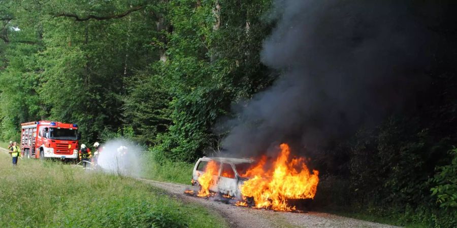 Die Schaffhauser Feuerwehr und Polizei rückten aus, nachdem Anwohner den Vollbrand des Wagens gemeldet hatten.