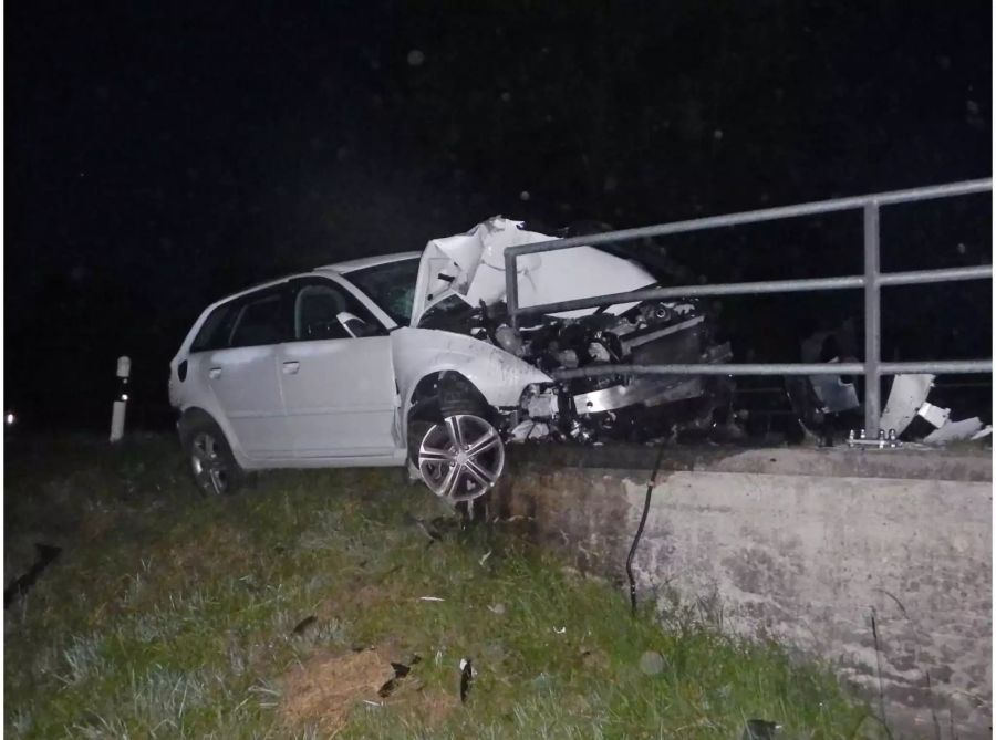 Der Autofahrer wurde beim Unfall leicht verletzt. (Bild: Kantonspolizei Thurgau)