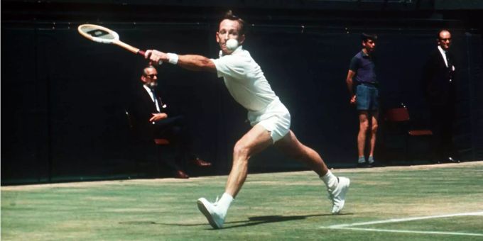 Der australische Tennisprofi Rod Laver spielt im Wimbledon-Tennisturnier 1969 eine Rückhand. Der australische Tennisprofi Rod Laver spielt im Wimbledon-Tennisturnier 1969 eine Rückhand.