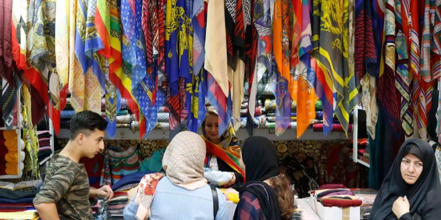 Menschen im Iran auf einem Bazar. Die Sanktionen werden die iranische Bevölkerung am härtesten treffen.