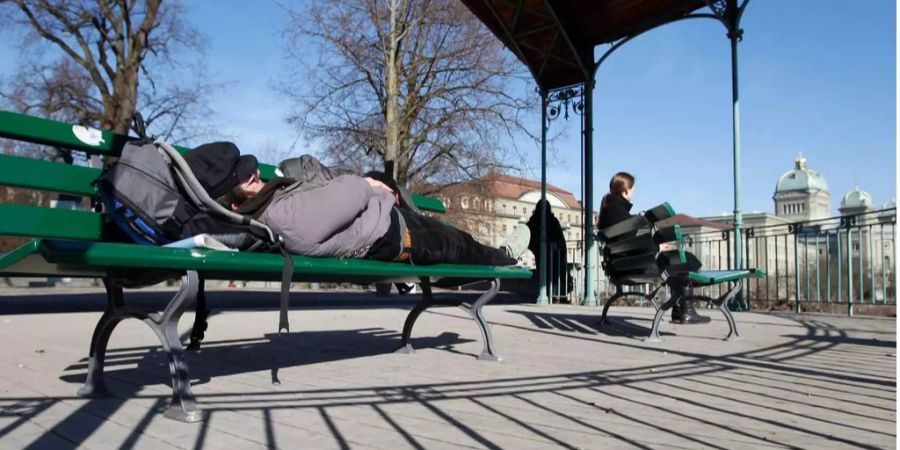 Diese beiden Damen scheinen auch die alten Berner Bänke bequem zu finden. Aber gerade für ältere oder in ihrer Mobilität eingeschränkte Personen würde sich das Aufstehen durch die tiefe Sitzfläche und die fehlenden Armlehnen schwierig gestalten.