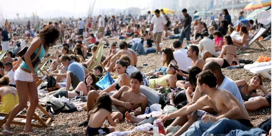 Hoffnung auf Abkühlung: Menschen in Brighton treibt die Hitze an den Strand.