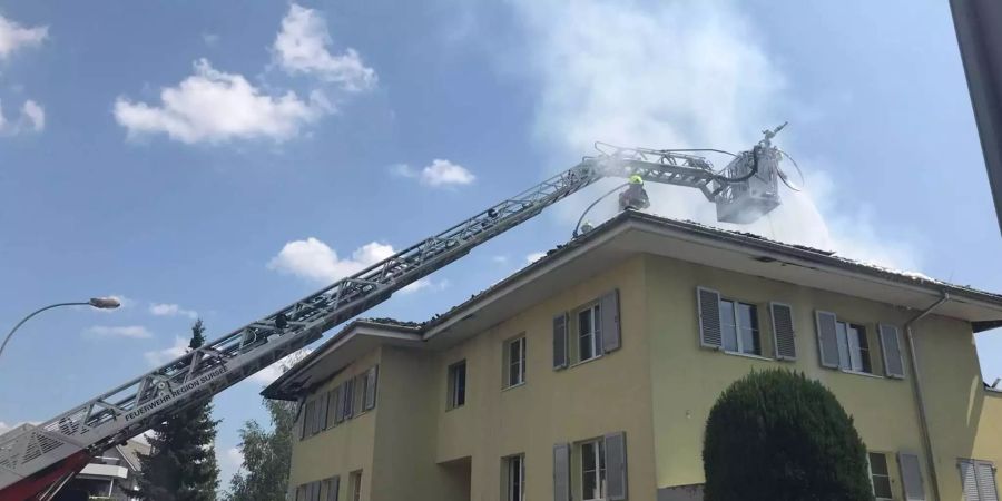 Die Feuerwehr löscht den Wohnhausbrand in Sursee LU.