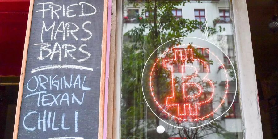 Eine Kneipe, in der mit Bitcoin bezahlt werden kann.