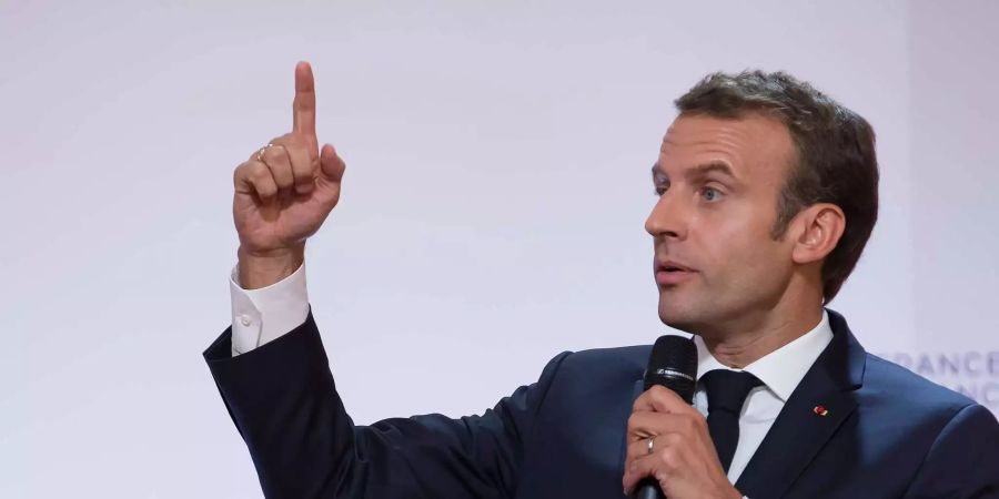 So nicht! Emmanuel Macron erhebt den Finger gegen einen seiner führenden Mitarbeitern. (Symbolbild)