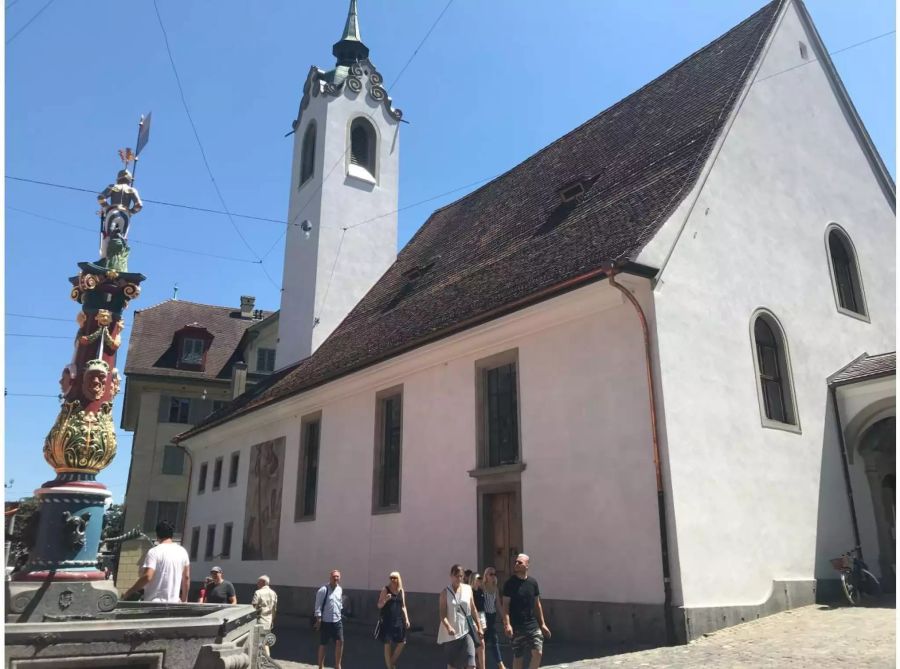 Die Peterskapelle liegt zentral zwischen Kapellbrücke und -platz.