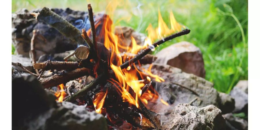 Im Tessin und Graubünden sind Feuer im Freien bereits verboten.