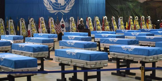 US-General Vincent Brooks, Kommandeur der United Nations Command, der Streitkräfte der USA in Korea und der Combined Forces Command, spricht bei einer Zeremonie für die Rückführung der sterblichen Überreste von US-Soldaten, die im Koreakrieg ums Leben kamen und bisher in Nordkorea aufbewahrt wurden. US-General Vincent Brooks, Kommandeur der United Nations Command, der Streitkräfte der USA in Korea und der Combined Forces Command, spricht bei einer Zeremonie für die Rückführung der sterblichen Überreste von US-Soldaten, die im Koreakrieg ums Leben kamen und bisher in Nordkorea aufbewahrt wurden.