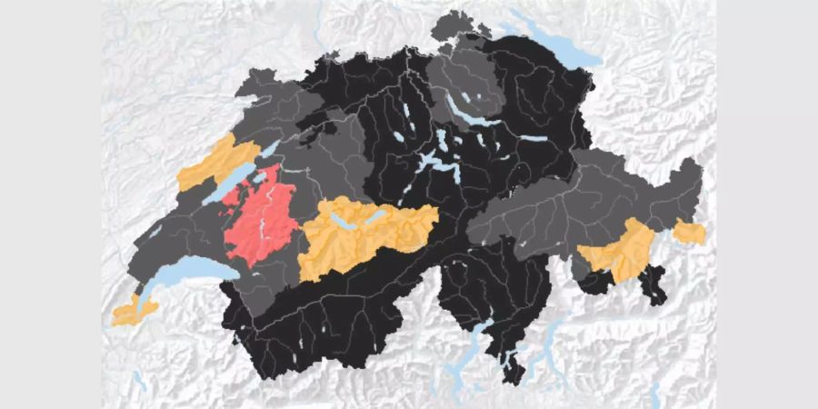 Feuer- und Feuerwerksverbote in der Schweiz, Stand 1. August 2018. Schwarz: Absolutes Feuerverbot im Freien, Grau: Absolutes Feuerverbot im Wald und Waldesnähe, Gelb und Rot: Bedingtes Feuerverbot im Wald und Waldesnähe.