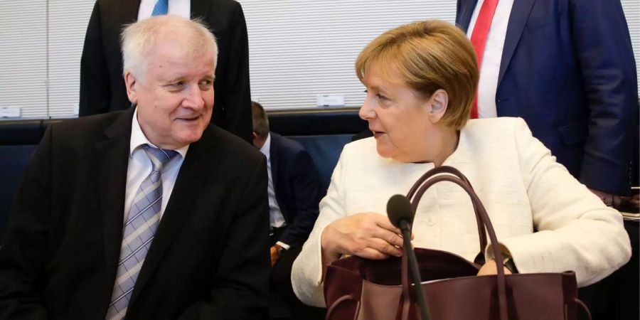 Nach Seehofers Rücktritts-Androhung wurden er und Merkel sich einig. Die drohende Koalitionsspaltung ist abgewendet.